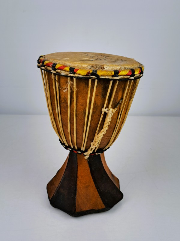 West-Afrikaanse miniatuur djembe met gesigneerd vel.